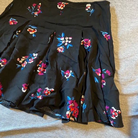 Black Floral Mini Skirt - Picture 2 of 4